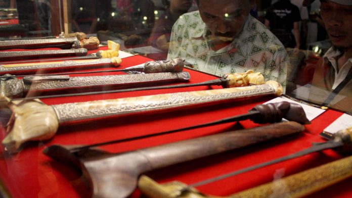 Berbagai keris dipamerkan di Museum Pusaka Taman Mini Indonesia Indah.