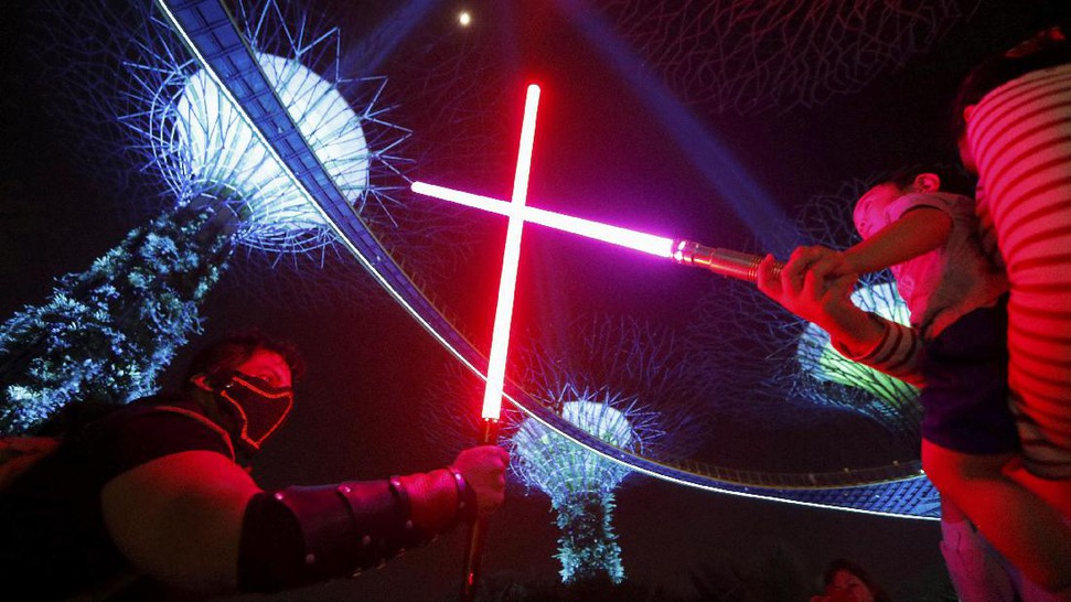 Seorang penggemar beradu pedang laser dengan anak-anak.