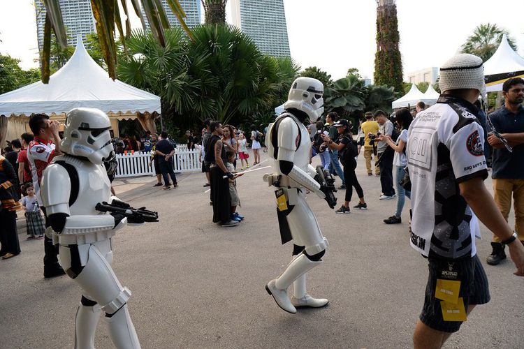 Dua orang penggemar mengenakan seragam prajurit storm troopers