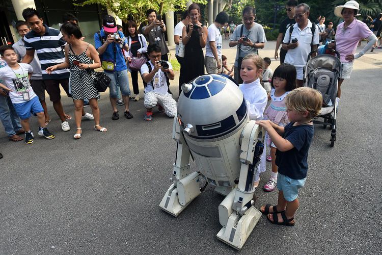 Anak-anak bermain bersama R2D2.